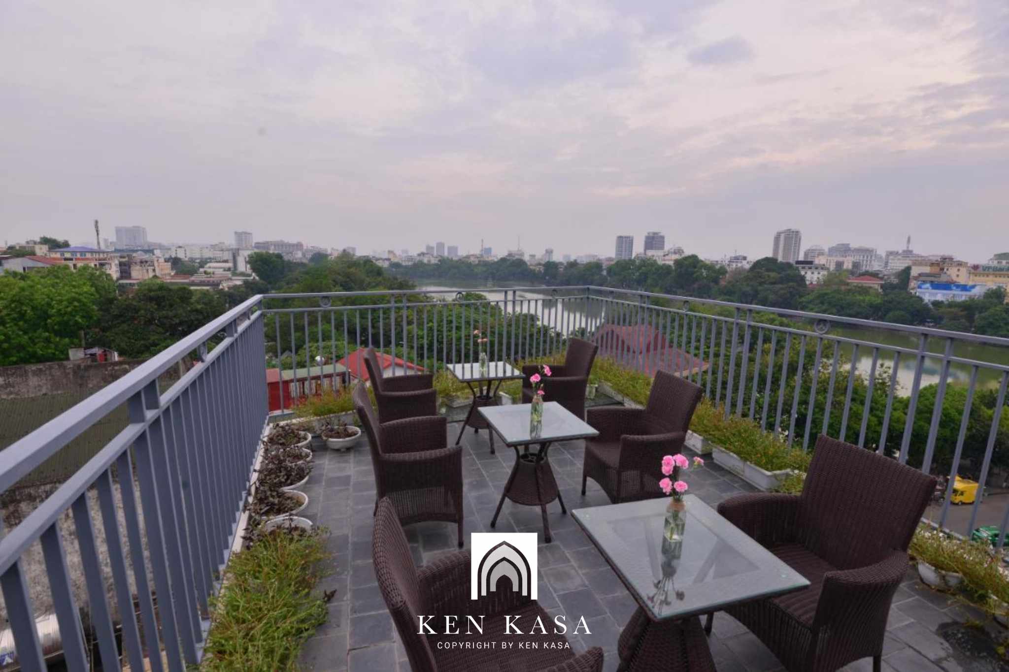Khu vực ban công tại Hanoi Bella Rosa Suite 